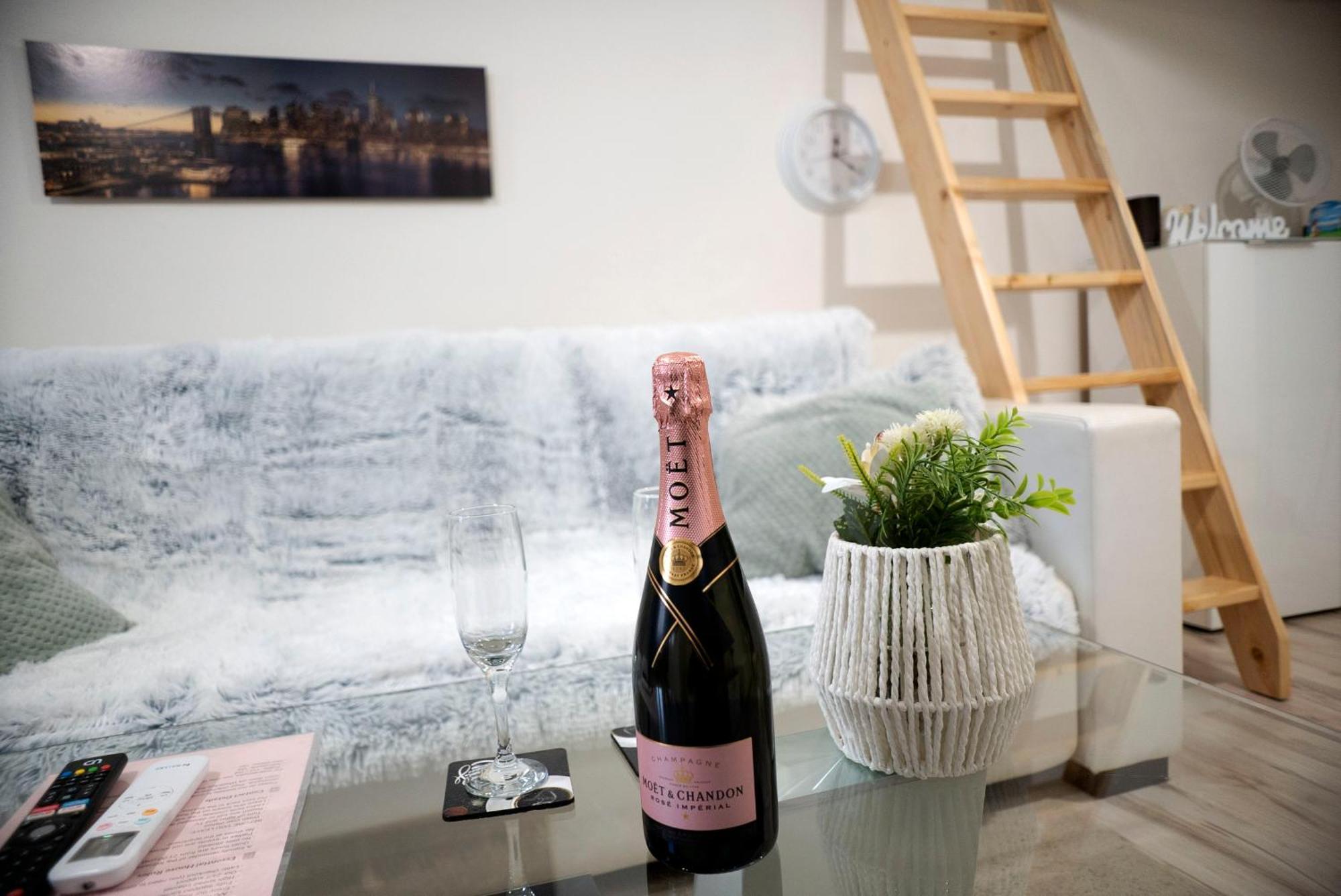 New Stylish Place For Couple Братислава Екстер'єр фото